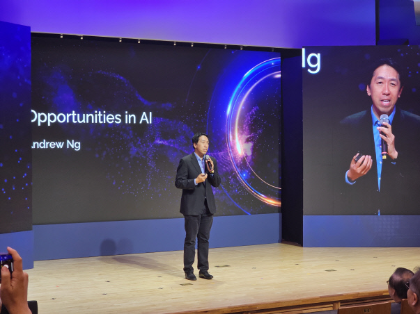 앤드류 응 스탠퍼드대 교수가 22일 KIST에서 열린 'AI 글로벌 포럼'에서 기조연설하고 있다. 팽동현 기자